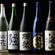 新鮮な地魚と相性抜群のお酒が味わえます。丹沢の酒蔵が醸造した『隆』や『丹沢山』をはじめ、全国から取り寄せた11種類の日本酒がそろいます。