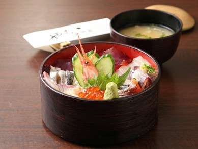 ランチ限定、もりだくさんのネタが色鮮やかな『海鮮丼』