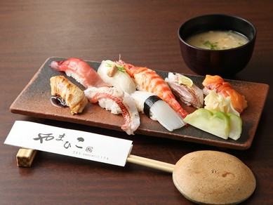 早川港から直送された朝獲れの地魚を味わえる『やまひこにぎり』