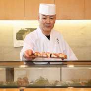 寿司職人は、お客さんと対面する商売。相手の雰囲気や会話の内容、箸の進み具合などから推察して、好みのネタやにぎりの固さ、シャリの量にいたるまで、心を配りながらにぎっています。