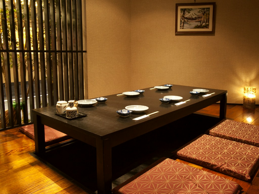 全席掘りごたつ式の空間で、足をのばしてくつろげます