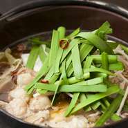 天然素材からとったダシが上品な味わいの『モツ鍋』和風しょう油味と辛味こく味の2種類  
