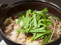 天然素材からとったダシが上品な味わいの『モツ鍋』和風しょう油味と辛味こく味の2種類  