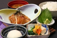 かんぱちの胡麻ダレ和え、山芋とろろ、小鉢、ご飯、味噌汁香の物