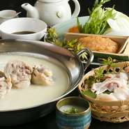 博多地鶏使用。長時間かけて作る鶏がら白濁スープ。
職人の技が醸し出す絶品郷土料理。