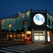 ゆったりしたスペースのカウンター席をご用意しております！
お気軽にお食事などお楽しみください！