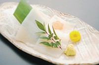 写真はイメージです。
時期や漁の状況により内容が変更になることがあります。予めご了承下さい。

※活イカは別途追加となります。