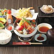 旬の刺身盛り合わせ、天麩羅盛り合わせ、サラダ、小鉢、ご飯、汁、香物※写真はイメージです。