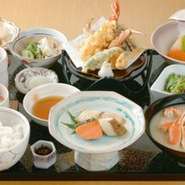 焼き魚2点、天麩羅盛り合わせ、サラダ、小鉢、ご飯、汁、香物※写真はイメージです。