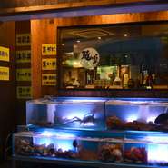 注文を受けてから、水槽から活きのいい活毛蟹、活たらば、活帆立などを調理いたします。