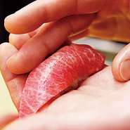 オススメのネタで握る人気メニュー。日によりネタは変わりますが食べて損はしません。3貫でボリュームも有