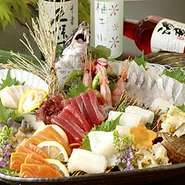 当店では毎日新鮮な魚を厳選仕入れしておりますが、「本日のお刺身盛り」は函館の地魚だけを12種程度盛り合わせたお得かつ、地元の味を存分に楽しめる至高の一皿です。ボリュームもありダントツの人気を誇ります。