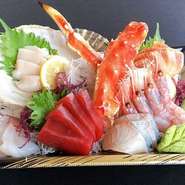 ※写真は２人前になります。
＜内容＞
たらば蟹（ボイル）・マグロ赤身・甘エビ・活帆立・地物白身・ｻｸﾗﾏｽ又は時鮭