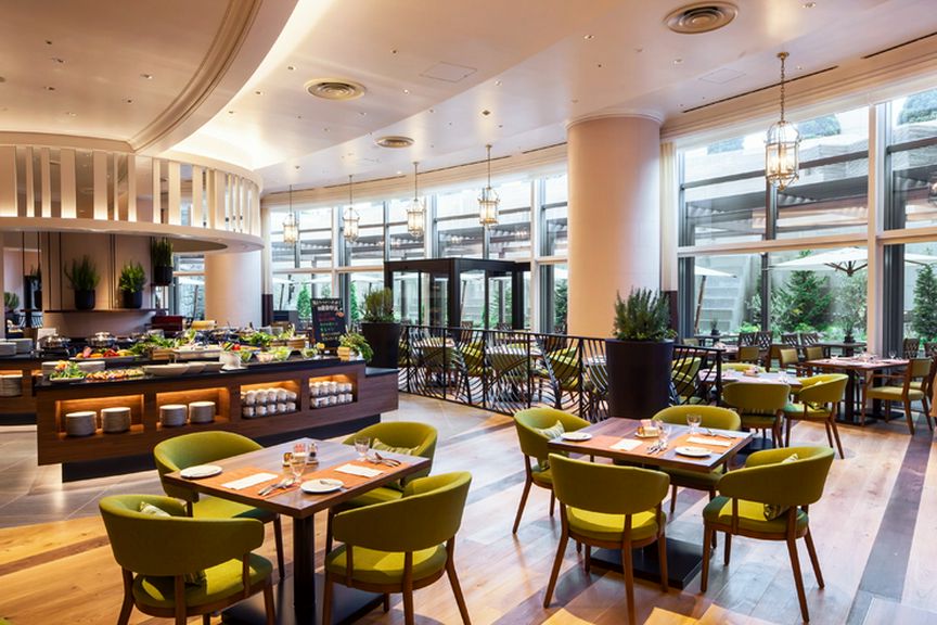 外から中への一体感を感じるレストラン