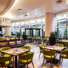 外から中への一体感を感じるレストラン