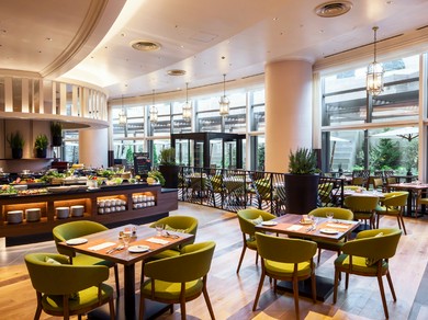 外から中への一体感を感じるレストラン