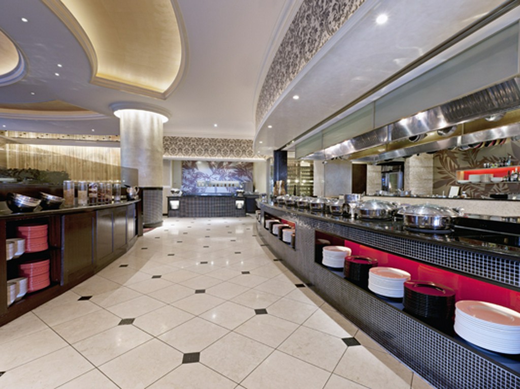 視線を釘付けにする、カウンター越しの華麗な技をライブで堪能