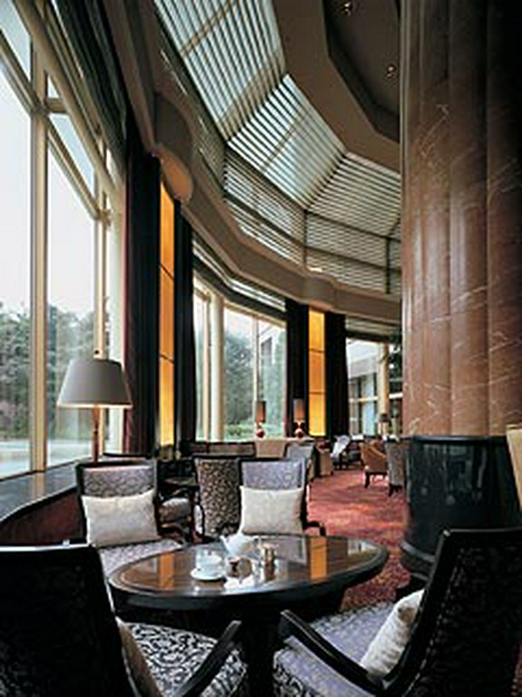 ロビーを彩る寛ぎの時間