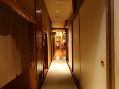 木のぬくもりを感じる店内は落ち着いた大人の空間を演出。