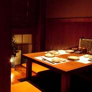 杉、松、檜などをふんだんに使用した店内は、木のぬくもりを肌で感じる事ができるおちついた大人の空間を演出。個室は２～１６名まで対応でき、２０名様まで入れるお座敷は忘新年会・歓送迎会などの宴会にどうぞ。
