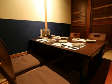 木のぬくもりを感じる店内は落ち着いた大人の空間を演出。