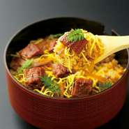 『うな飯』　刻んだ蒲焼と実山椒を絡めた、うなぎの混ぜ飯