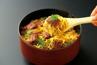 脂がのったうなぎの蒲焼の甘さと、実山椒のピリ辛感を、お口の中でじっくり味わってください。