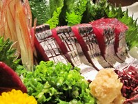 もちかつおとは、水揚後4～5時間後におこる死後硬直の前に食べる、お餅のようにぷりぷりとした鰹のことを言います。
全国に流通している鰹とは違い、歯ごたえや味わいなど今まで味わったことがないほどの驚きが…