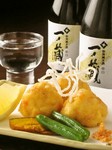 鮮度抜群な「芝海老」を贅沢にたっぷりと使用した魚魚一オリジナルの海老しんじょう揚げです。