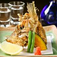 鱗がついた状態でカラッと揚げる「龍皮揚げ」は、たとえようのない旨さです。食べる価値あり！