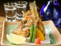 鱗がついた状態でカラッと揚げる「龍皮揚げ」は、たとえようのない旨さです。食べる価値あり！