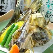 ワニのような恐い顔に巨大な背ビレ。食べる所も少ないのですが、脂ののった白身は甘くとろけるよう。