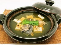 うなぎ養殖の発祥の地である浜名湖は、「すっぽん養殖」発祥の地でもあるんです。
良質な脂肪とすっきりとした風味、濃厚さと淡泊さを合わせ持つ、すっぽん本来の味が特徴で非常に高い評価を得ています。