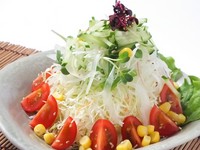 契約農家が丹精込めて作った太陽の恵みと大地の香りがする野菜です。「見た目は悪いが味はいい」が口癖！