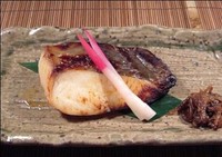 魚魚一の西京漬は北洋産の新鮮な銀鱈を、風味豊かな特製の白味噌に丁寧に漬け込み焼き上げた逸品です。