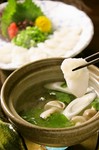 こだわりの穴子はふっくらと柔らかくなるように煮上げた後、伝統の匠の技によりさっとあぶり仕上げました。