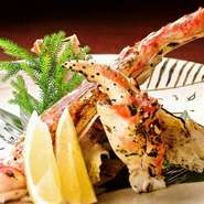 蟹が焼きあがる香ばしい香りと、食べ応えのあるぷりっぷりっの身は、酒好きでなくとも大絶賛の逸品です。