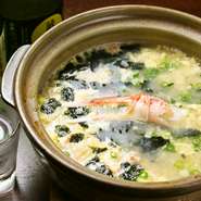 昆布とかつおをベースに醤油やみりんを、うまくなじませて作った「特製だし」を使って作るカニ雑炊！！