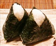 炊きたてアツアツのごはんの中に昔ながらの定番、梅干し（紀州産）と減塩焼たらこを入れました。