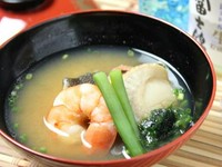 蟹、海老、帆立、白身魚など厳選素材の旨みと食感をぎゅっと封じ込めた贅沢で上品な味噌汁に仕上げました。
