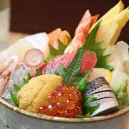 最後の〆に召し上がる贅沢な逸品です。ごはんは少なめにしてある為、女性でも気軽に食べられるミニ丼です。