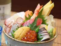 最後の〆に召し上がる贅沢な逸品です。ごはんは少なめにしてある為、女性でも気軽に食べられるミニ丼です。