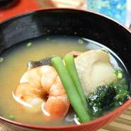 蟹、海老、帆立、白身魚など厳選素材の旨みと食感をぎゅっと封じ込めた贅沢で上品な味噌汁に仕上げました。