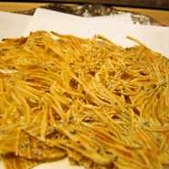 カルシウム豊富な『たたみいわし』は、生しらすを輝く太陽の下天日で干したもので、さっと炙って提供します