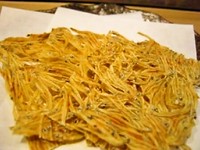 カルシウム豊富な『たたみいわし』は、生しらすを輝く太陽の下天日で干したもので、さっと炙って提供します