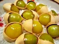 本日のケーキに季節のシャーベットとアイスクリームを添えて、旬のフルーツで彩り豊かに飾りました!! 