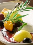 本日のケーキに季節のシャーベットとアイスクリームを添えて、旬のフルーツで彩り豊かに飾りました!! 