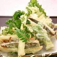 旬の野菜や山菜、浜名湖や舞坂港からの魚介、遠州灘に注ぐ清流の川魚など浜松ならではの食材を揚げる。