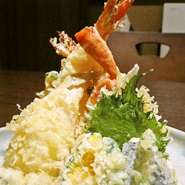 あくまでもお客さま本位に食されるタイミングを見計いながら手際よく揚げてまいります。