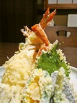 あくまでもお客さま本位に食されるタイミングを見計いながら手際よく揚げてまいります。
